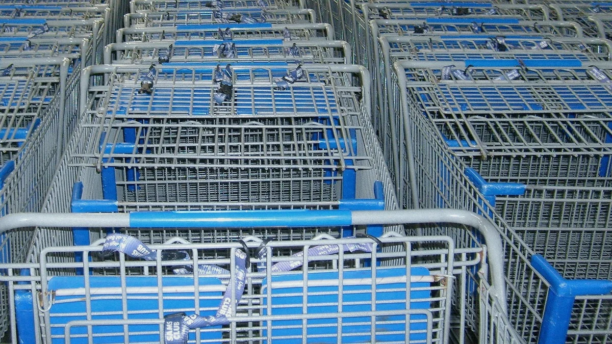 Carros de la compra encajados en la entrada de un supermercado