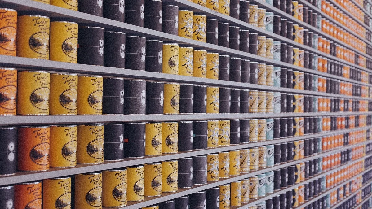 Estantería de supermercado con cientos de latas alineadas en filas
