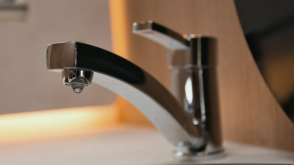 Grifo de cocina con el agua cayendo
