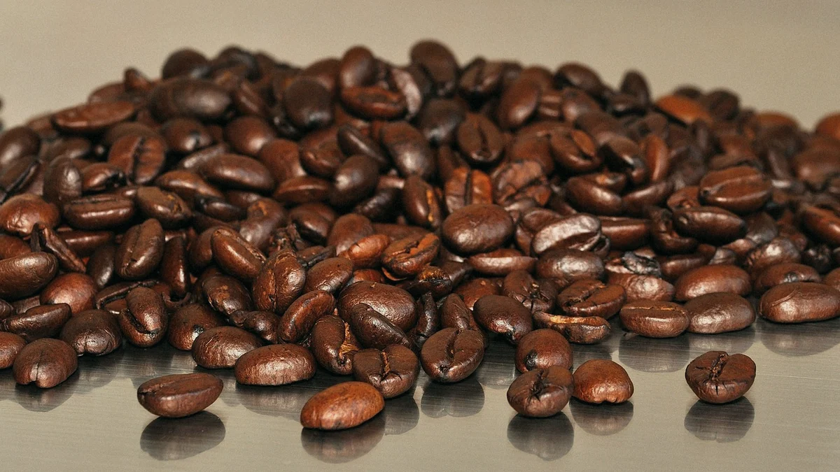 Granos de café tostado amontonados
