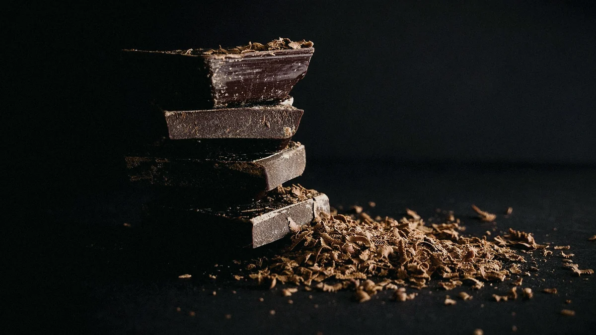 Onzas de chocolate negro apiladas sobre una mesa