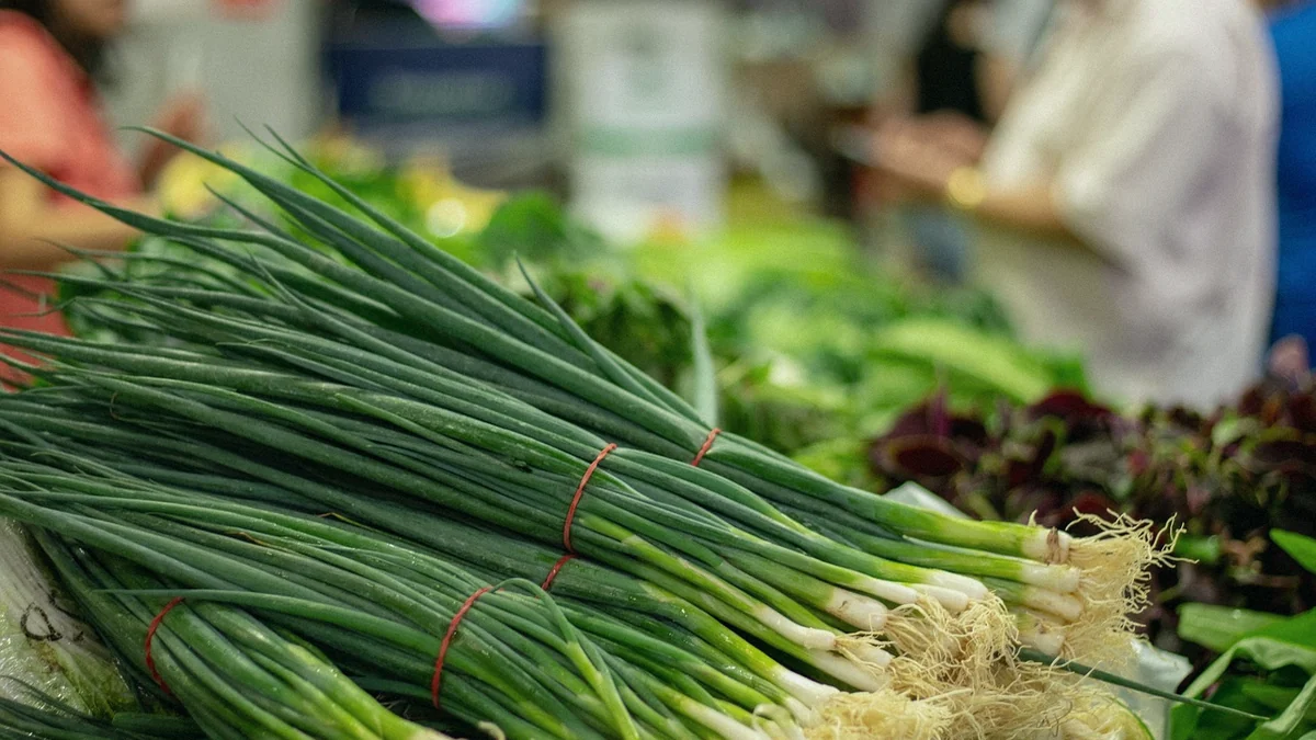 Puesto de verduras frescas en un mercado
