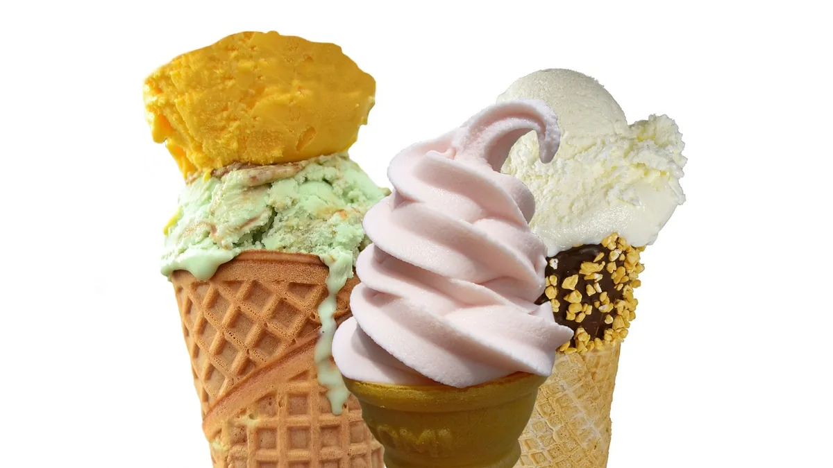 Tres helados de cucurucho de distintos sabores