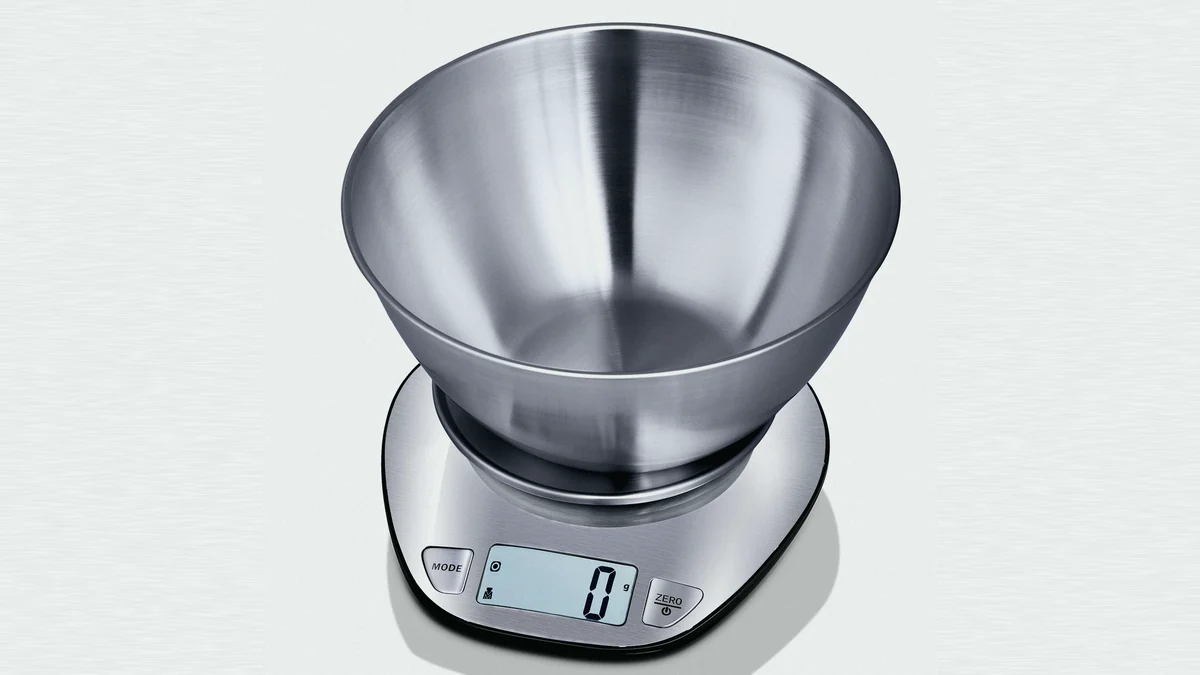 Báscula de cocina digital con un bol de acero, con el visor marcando cero gramos