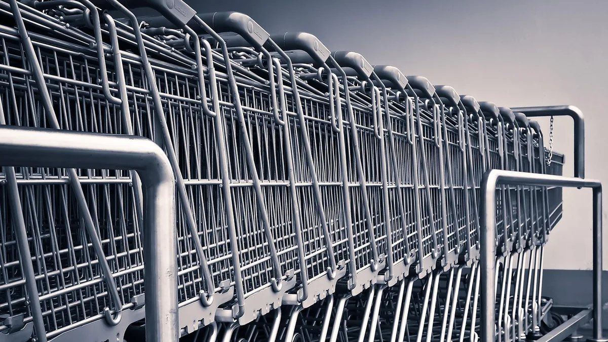 Hilera de carros de la compra encajados en la entrada de un supermercado